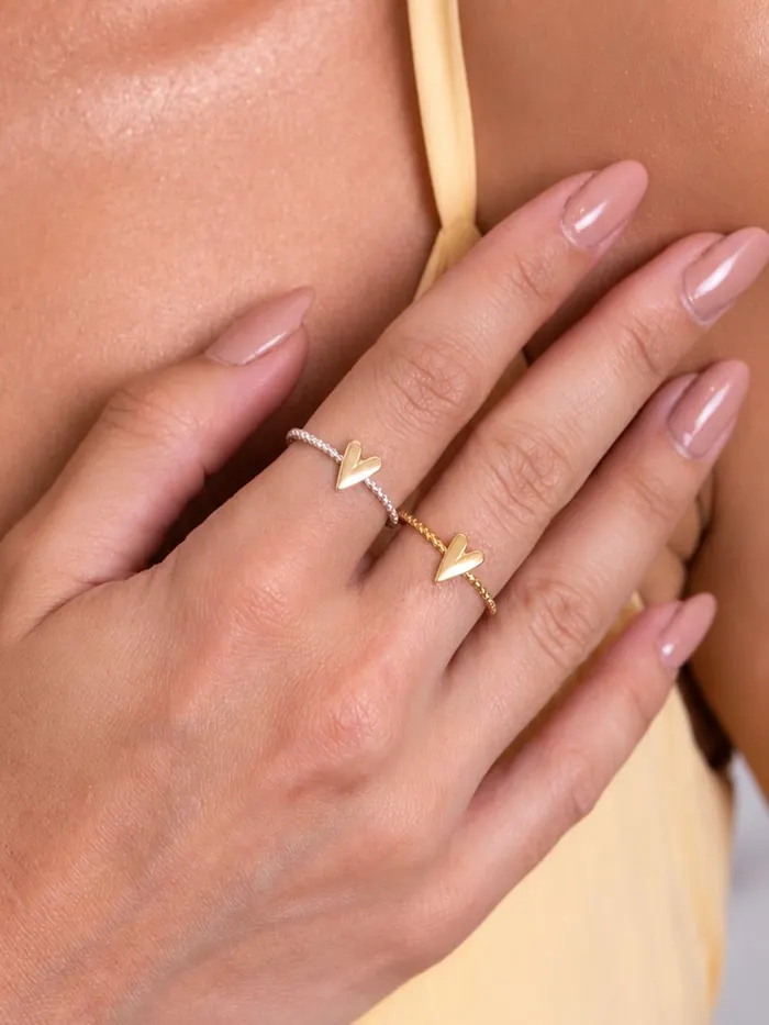 Mão com dois Anéis Coração Chapa, um prateado e um dourado
