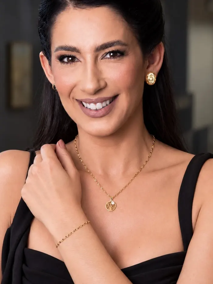 Ju Manzalli usando o Conjunto Árvore da Vida dourado, com colar, brincos e pulseira