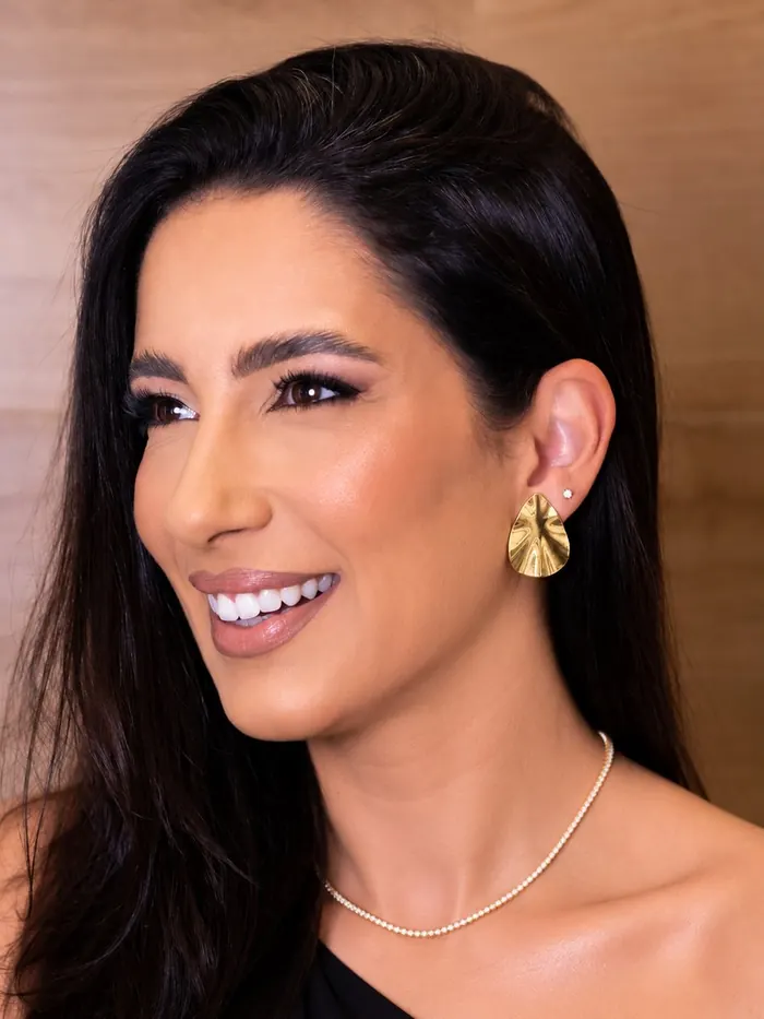 Ju Manzalli usando o Brinco Gota dourado